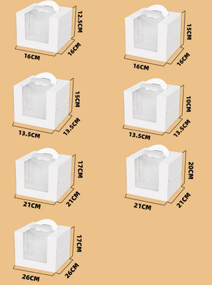 Grote doorzichtige venster wegwerpaart voor verjaardagstaart in de bakkerij